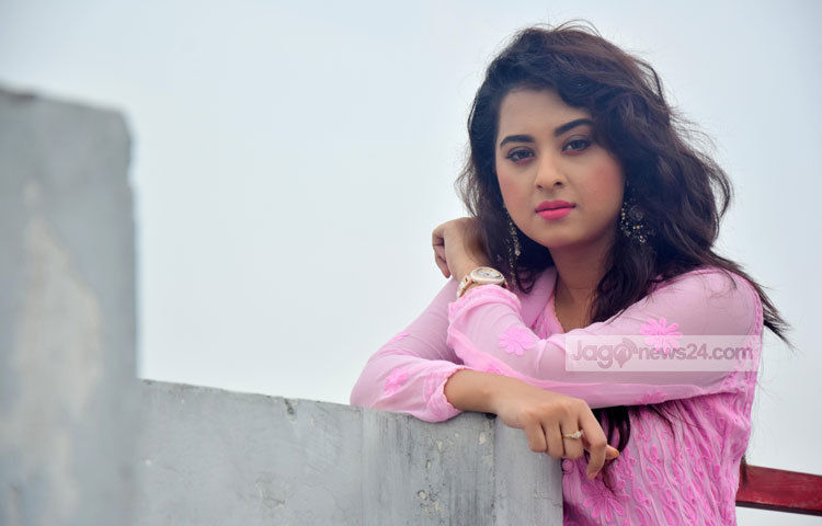 প্রথম ছবিতে অভিনয় প্রসঙ্গে বুবলি বলেন, &lsquo;ছবির পরিচালক শামীম আহমেদ রনি ভাইয়ের কাছে আমি কৃতজ্ঞ। কাজের জন্য চমৎকার একটি পরিবেশ তিনি তৈরি করে দিয়েছেন।&rsquo; ছবি : মাহবুব আলম।