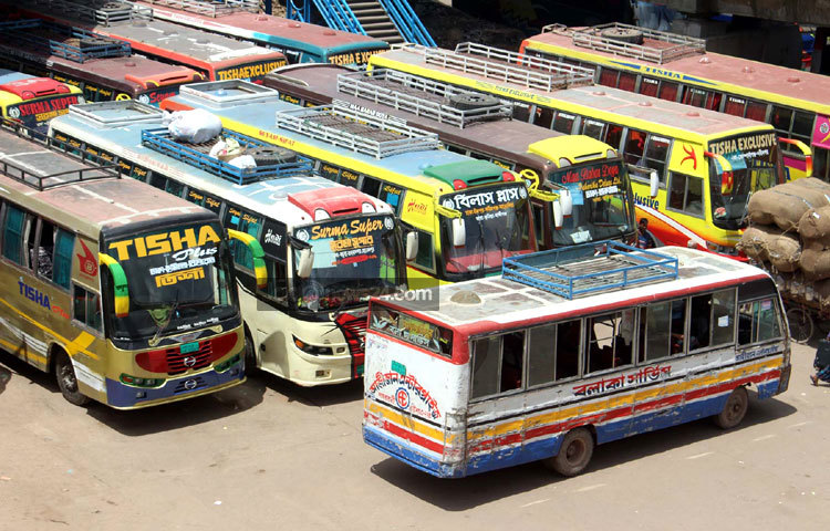 দুই শ্রমিক সংগঠনের দ্বন্দ্বে সায়েদাবাদ বাস টার্মিনালে দূরপাল্লা এবং আন্তঃজেলার বাস চলাচল বন্ধ রয়েছে। ছবি : বিপ্লব দিক্ষিৎ।