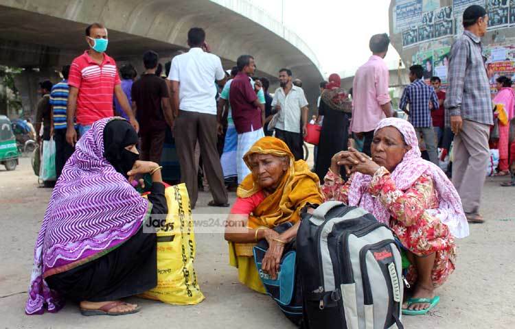 থেমে থেমে দুই পক্ষের সংঘর্ষ, ধাওয়া পাল্টা ধাওয়ার ঘটনাও ঘটেছে। ফলে পুরো এলাকায় আতঙ্ক ছড়িয়ে পড়ার পাশাপাশি চরম দুর্ভোগে পড়েছে যাত্রীরা। ছবি : বিপ্লব দিক্ষিৎ।