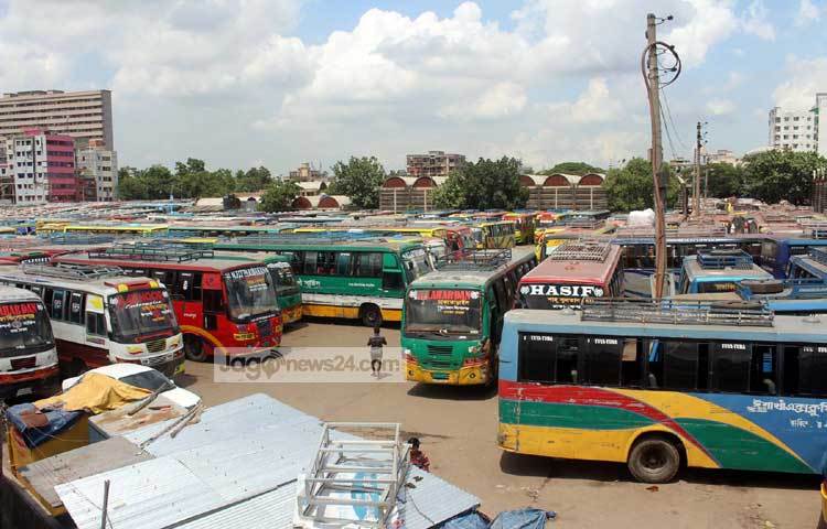 সরেজমিনে দেখা গেছে, সায়েদাবাদ যাত্রাবাড়ী থেকে পূর্বাঞ্চলের জেলাগুলোর সঙ্গে যোগাযোগ পুরো বিচ্ছিন্ন রয়েছে। একই সঙ্গে ওই এলাকার অফিস আদালতগামীরাও পড়েছেন চরম ভোগান্তিতে। ছবি : বিপ্লব দিক্ষিৎ।