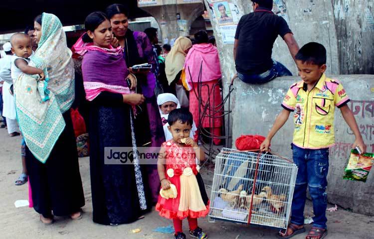 বেশির ভাগ লোকজনকে কর্মস্থলের উদ্দেশে হেঁটে রওয়ানা দিতে দেখা গেছে। অনেককে আবার ভ্যান, পিকআপে করে গন্তব্যে যেতে দেখা যায়। ছবি : বিপ্লব দিক্ষিৎ।