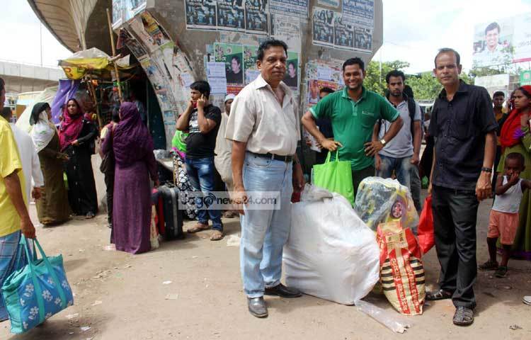 জানা গেছে, দীর্ঘ দিন ধরে বঙ্গভবনের পূর্বদিকে অবস্থিত শ্রমিক ইউনিয়নের কার্যালয়টি বাংলাদেশ সড়ক পরিবহন শ্রমিক ইউনিয়নের নিয়ন্ত্রণে রয়েছে। ছবি : বিপ্লব দিক্ষিৎ।