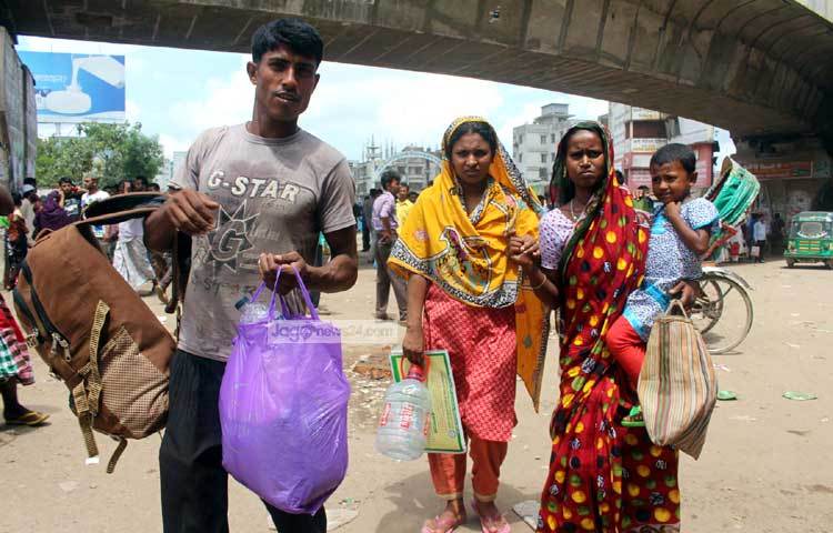 বাস ধর্মঘটে ভোগান্তির শিকার যাত্রীরা কোথায় যাবে কিছুই ভেবে পাচ্ছেন না। ছবি : বিপ্লব দিক্ষিৎ।