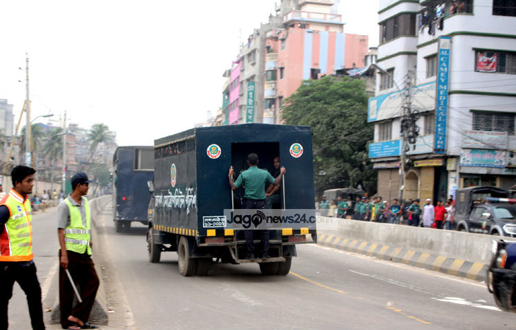 গতকাল শুক্রবার সকাল থেকে শুরু হওয়া এ স্থানান্তর প্রক্রিয়া রাত সোয়া ১০টার শেষ হয়। কারা অধিদফতরের অতিরিক্ত কারা মহাপরিদর্শক কর্নেল ইকবাল হাসান জাগো নিউজকে বিষয়টি নিশ্চিত করেছেন। ছবি : বিপ্লব দিক্ষিৎ।