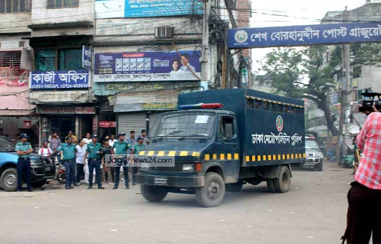 পুরাতন ঢাকার কেন্দ্রীয় কারাগার থেকে প্রিজন ভ্যানে করে বন্দীদের কেরানীগঞ্জে স্থাপিত কেন্দ্রীয় কারাগারে নিয়ে যাওয়া হচ্ছে। ছবি : বিপ্লব দিক্ষিৎ।