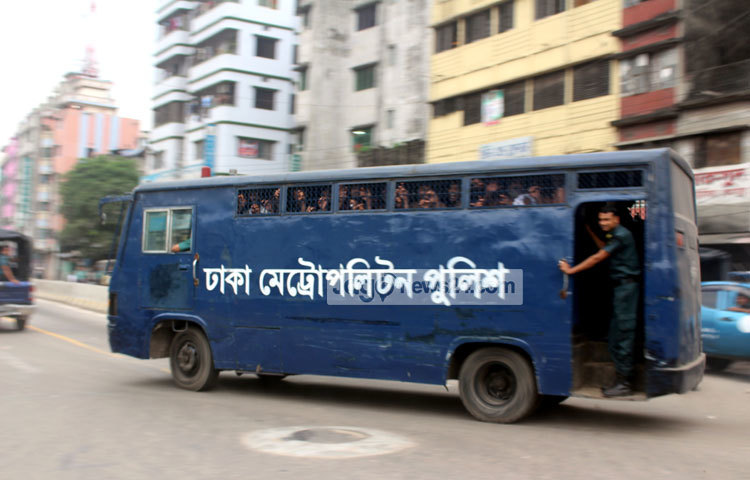 জানা গেছে, সর্বশেষ ট্রিপে ১৮৪ জন বন্দীকে স্থানান্তর করা হয়। এর ফলে সকাল থেকে শুরু হওয়া এ স্থানান্তর প্রক্রিয়ায় মোট ৬ হাজার ৫১১ আসামিকে কেরানীগঞ্জ কেন্দ্রীয় কারাগারে পাঠানো হয়। ছবি : বিপ্লব দিক্ষিৎ।