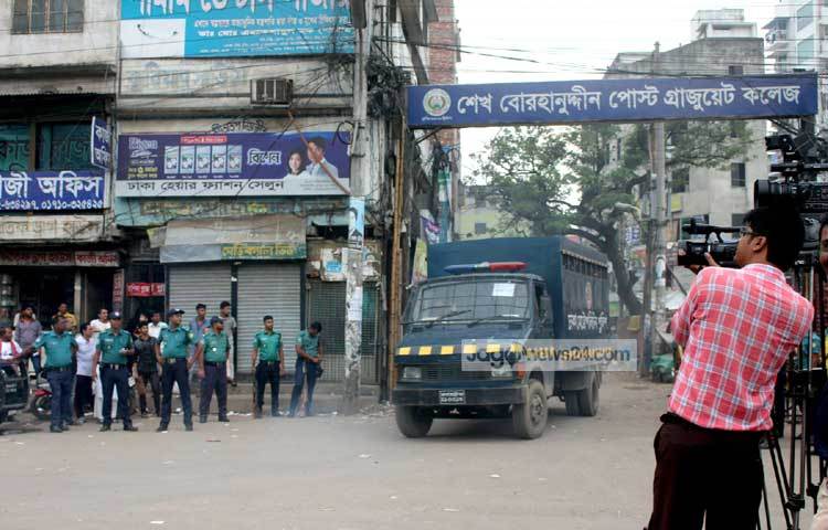 এদিকে, আসামি স্থানান্তরকে কেন্দ্র করে পুরাতন ঢাকার নাজিমউদ্দিন রোডের ঢাকা কেন্দ্রীয় কারাগারের চারদিকের রাস্তা বন্ধ করে দেয় পুলিশ। ছবি : বিপ্লব দিক্ষিৎ।