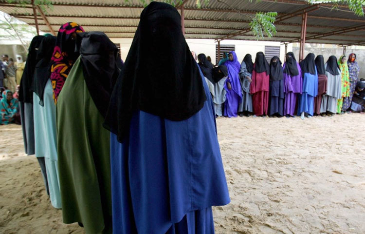 চাদ : ২০১৫ সালে আত্মঘাতী বোমা হামলায় প্রায় ৩৫ জন নিহত হওয়ার পর চাদে বোরকার ওপর নিষেধাজ্ঞা জারি করা হয়।