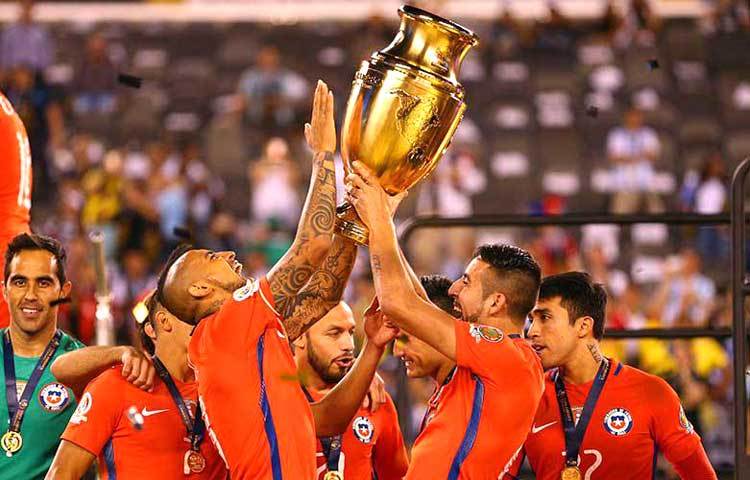 এই মুহূর্ত সত্যিই স্মরণীয় হয়ে থাকবে। শতবর্ষ পূর্তির বিশেষ কোপার সোনালি ট্রফি হাতে আর্তুরো ভিদালদের বিজয় উল্লাস।