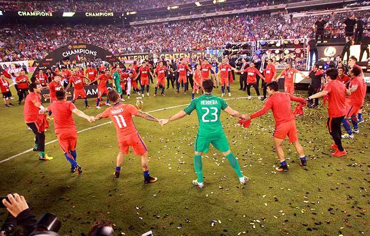 বিজয় ট্রফি ঘিরে আনন্দ নৃত্যে মেতেছে চিলি দলের খেলোয়াড়েরা। এ আনন্দ কোন বাঁধ মানে না।