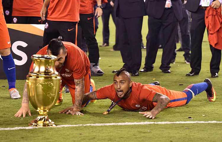 এ বিজয়ের জন্য রাত দিন স্বপ্নে বিভোর ছিলো চিলি। তাই স্বপ্নের শিরোপা হাতে নিয়ে দুষ্টুমিতে মাতোয়ারা ভিদাল।