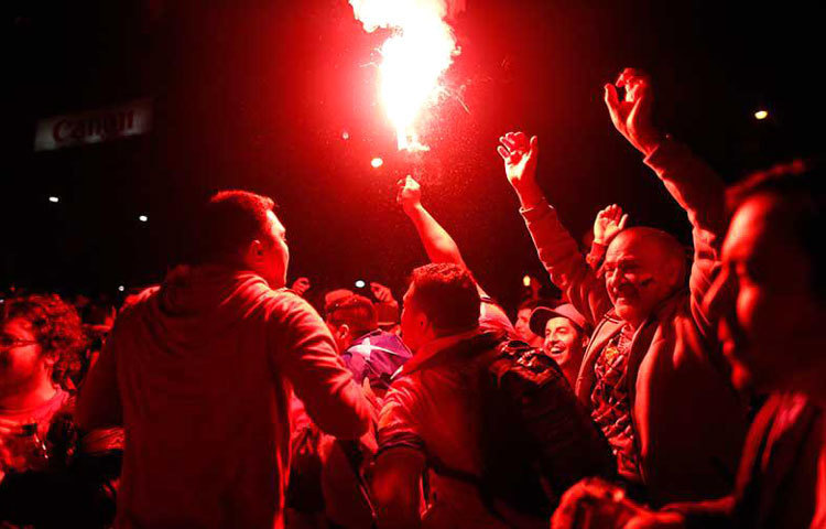 জয়ের পর চিলি সমর্থকদের শিরোপা উৎসব। দেশজুড়ে যেন আনন্দের বন্যা বয়ে যাচ্ছে।