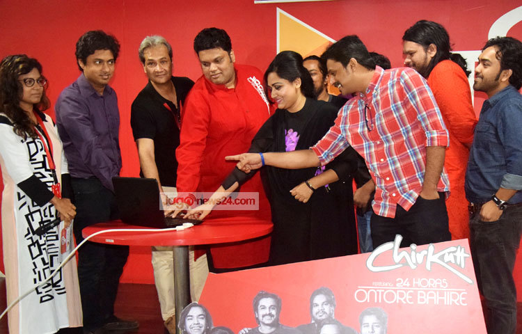 আমেরিকার বিখ্যাত ব্যান্ড টোয়েন্টিফোর হোরাসের সঙ্গে নতুন একটি গান তৈরি করেছে বাংলাদেশের জনপ্রিয় ফিউশন ব্যান্ড চিরকুট। ছবি : মাহবুব আলম।