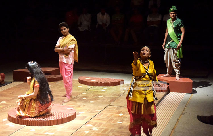 দেশে ও দেশের বাইরে সাফল্যের ধারাবাহিকতায় নাট্য সংগঠন স্বপ্নদলের দর্শকনন্দিত ও আলোচিত মঞ্চনাটক &lsquo;চিত্রাঙ্গদা&rsquo;-র ৪৯তম মঞ্চায়ন অনুষ্ঠিত হয়েছে গত ২০ জুলাই। ছবি : মাহবুব আলম।