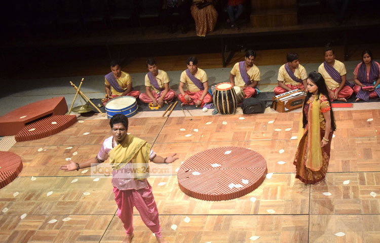 &lsquo;চিত্রাঙ্গদা&rsquo; নাটকটি শিল্পকলা একাডেমির এক্সপেরিমেন্টাল থিয়েটার হলে মঞ্চস্থ হয়েছে। এটি রবীন্দ্রনাথ ঠাকুরের অমর কাব্যনাট্য &lsquo;চিত্রাঙ্গদা&rsquo;-র গবেষণার নাট্যরীতিতে নির্দেশনা দিয়েছেন জাহিদ রিপন। ছবি : মাহবুব আলম।