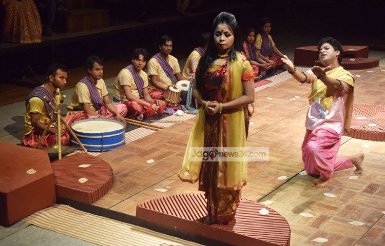 রবীন্দ্রনাথ ১৮৯২ সালে মাত্র একত্রিশ বছর বয়সে মহাভারতের চিত্রাঙ্গদা উপাখ্যান অবলম্বনে কিছু রূপান্তরসহ আধুনিক সময়ে মানবের অর্ন্তদ্বন্দ্বের প্রতিচ্ছবি রূপে রচনা করেন কাব্যনাট্য &lsquo;চিত্রাঙ্গদা&rsquo;। ছবি : মাহবুব আলম।