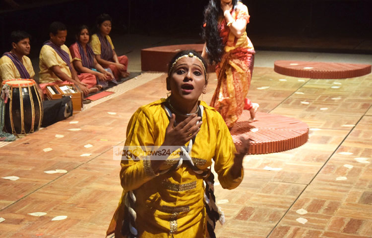 এনাটকের নাট্যকাহিনিতে উপস্থাপিত হয় মহাবীর অর্জুন সত্য পালনের জন্য একযুগ ব্রহ্মচর্য ব্রত গ্রহণ করে মণিপুর বনে এসেছেন। ছবি : মাহবুব আলম।