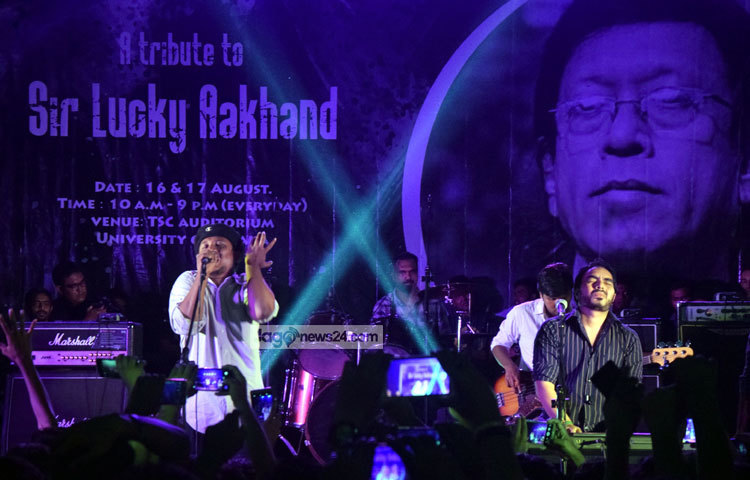 লাকী আখন্দের চিকিৎসা চালিয়ে নিতে তহবিল সংগ্রহের জন্য টানা দুই দিনের কনসার্ট আয়োজন করেছে ঢাকা বিশ্ববিদ্যালয় ব্যান্ড সোসাইটি। ছবি : মাহবুব আলম।
