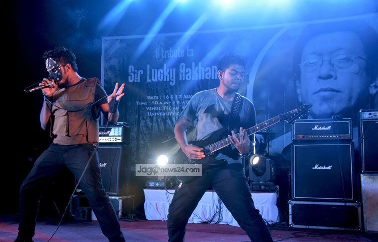 ঢাকা বিশ্ববিদ্যালয়ের ছাত্র-শিক্ষক কেন্দ্র (টিএসসি) অডিটোরিয়ামে &lsquo;ট্রিবিউট টু স্যার লাকী আখন্দ&rsquo; শিরোনামের এই কনসার্টের আয়োজন করা হয়েছে। ছবি : মাহবুব আলম।