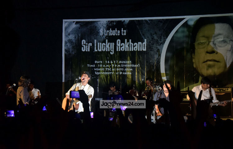 এ কনসার্ট শুরু হয় ঢাবি কালচারাল সোসাইটির পরিবেশনার মধ্য দিয়ে। আয়োজক সূত্রে জানা যায়, এই আয়োজনে সংগীত পরিবেশন করবে প্রায় ৩০টি ব্যান্ড। ছবি : মাহবুব আলম।