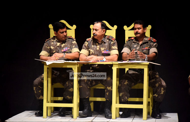 রাজধানী সেগুনবাগিচার শিল্পকলা একাডেমিতে আবারো মঞ্চস্থ হয়েছে জনপ্রিয় নাটক &lsquo;কোর্ট মার্শাল&rsquo;। ছবি : মাহবুব আলম।