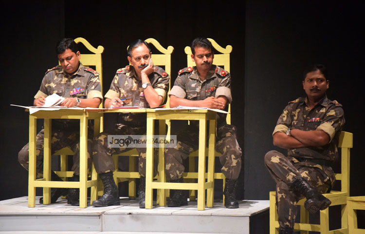 একাডেমির জাতীয় নাট্যশালার পরীক্ষণ থিয়েটার হলে শনিবার (১৬ জুলাই) সন্ধ্যা ৭টায় মঞ্চায়ন হয়েছে থিয়েটার আর্ট ইউনিটের &lsquo;কোর্ট মার্শাল&rsquo; নাটকটি। ছবি : মাহবুব আলম।