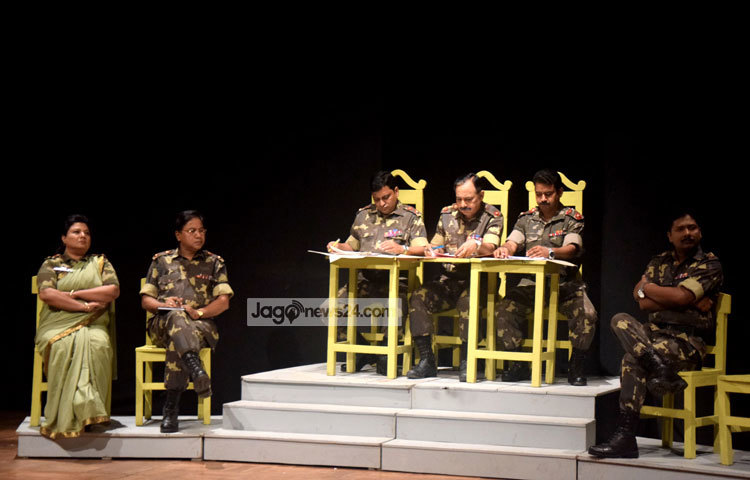 &lsquo;কোর্ট মার্শাল&rsquo; নাটকটির মূল লেখক স্বদেশ দীপক। এটির রূপান্তর ও নির্দেশনা দিয়েছেন এসএম সোলায়মান। ছবি : মাহবুব আলম।