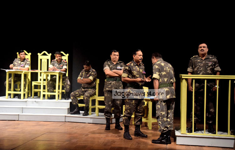 &lsquo;কোর্ট মার্শাল&rsquo; নাটকটিতে বিভিন্ন চরিত্রে অভিনয় করছেন মোহাম্মদ বারী, সেলিম মাহবুব, চন্দন রেজা, প্রশান্ত হালদার, সাইফ সুমন, আশরাফ কবির, রিয়াজ হোসেন, স্বাধীন শাহ, লেমন, ফৌজিয়া করিম প্রমুখ। ছবি : মাহবুব আলম।