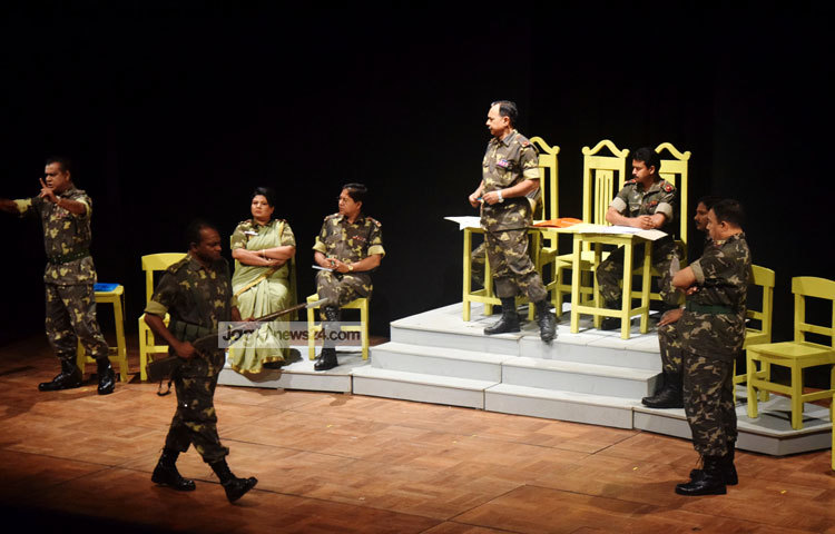 থিয়েটার আর্ট ইউনিটের প্রথম প্রযোজনা &lsquo;কোর্ট মার্শাল&rsquo;। ১৯৯২ সালে নাটকটির প্রথম প্রদর্শনী হয়। ছবি : মাহবুব আলম।