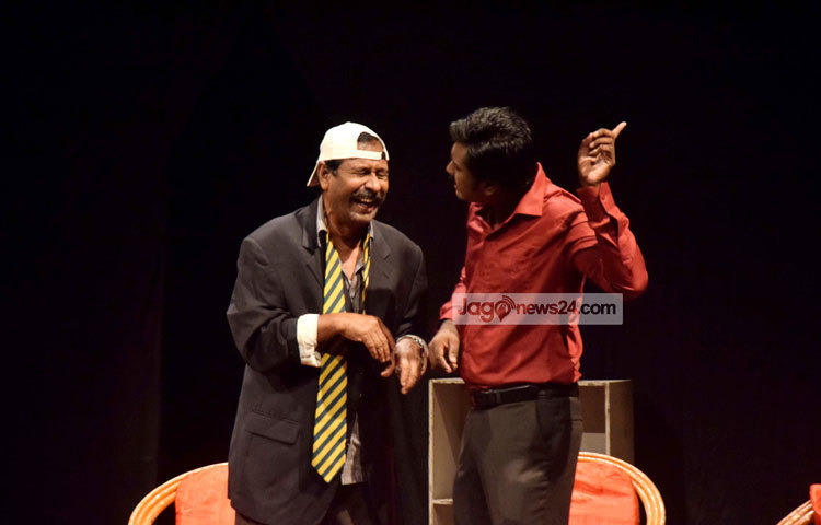 প্রয়াত নন্দিত কথাসাহিত্যিক হুমায়ূন আহমেদের ৬৬তম জন্মবার্ষিকী উপলক্ষে গতকাল শিল্পকলা একাডেমির পরীক্ষণ থয়িটোর হলে দেবী নাটকের ১০৫তম মঞ্চায়ন হয়েছে। ছবি : মাহবুব আলম।