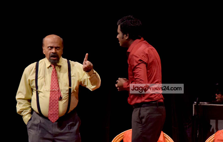 দেবী নাটকটি হুমায়ূন আহমেদের উপন্যাস অবলম্বনে মঞ্চায়ন করা হয়েছে। ছবি : মাহবুব আলম।