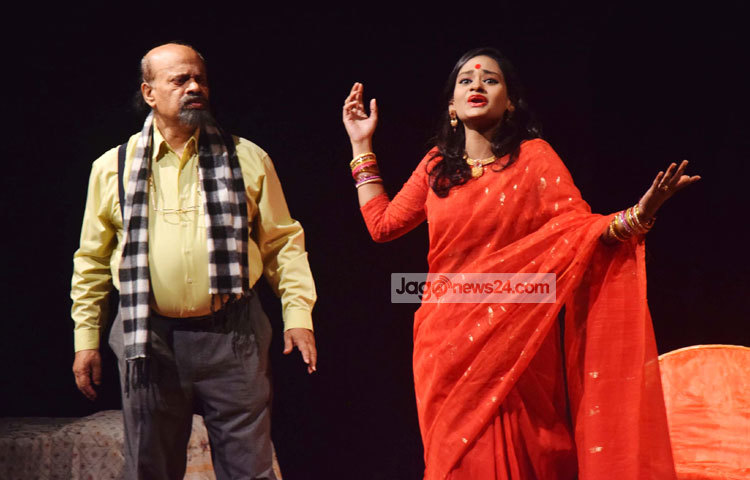 দেবী নাটকের নাট্যরূপ দিয়েছেন মো. ইকবাল হোসনে, নির্দেশনা নিয়েছেন আরহাম আলো। এটি প্রযোজনা করেছেন তৌফিকুর রহমান। ছবি : মাহবুব আলম।
