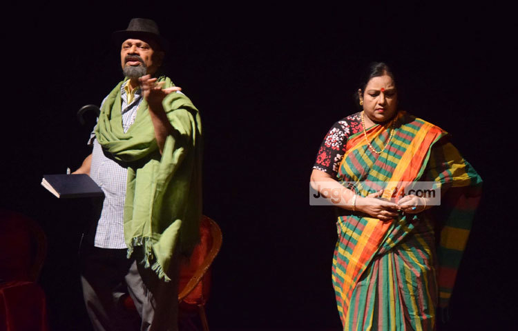 দেবী নাটকটিতে অভিনয় করেছেন সালাউদ্দনি আহমদে, কবতিা, হাপ্পী, মোমাম্মদ উল্লাহ, রচনা, আশকি খান, তাপস প্রমুখ। ছবি : মাহবুব আলম।