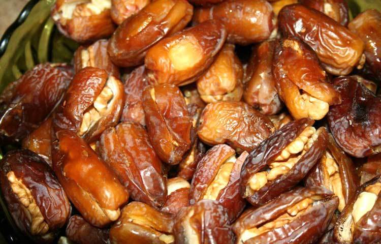 খেজুর : প্রোটিন সমৃদ্ধ এই ফলটি পেশি গঠনে সহায়তা করে। এছাড়াও খেজুরে রয়েছে ভিটামিন, আয়রন, ক্যালসিয়াম। রমজানে সবার শরীরে খেজুর পুষ্টি যোগাতে সাহায্য করবে।