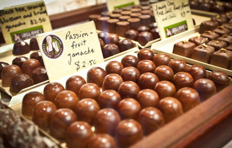 ডেনমার্ক : জনপ্রিয়তার তালিকায় ড্যানিশ চকলেট দশম স্থানে থাকলেও চকলেট খাওয়ার ব্যাপারে বিশ্বে ড্যানিশদের প্রতিযোগী মেলা বেশ কঠিন ব্যাপার। নারকেল ভরা বাউন্টি ডেনমার্কের সবচেয়ে জনপ্রিয় চকলেট।