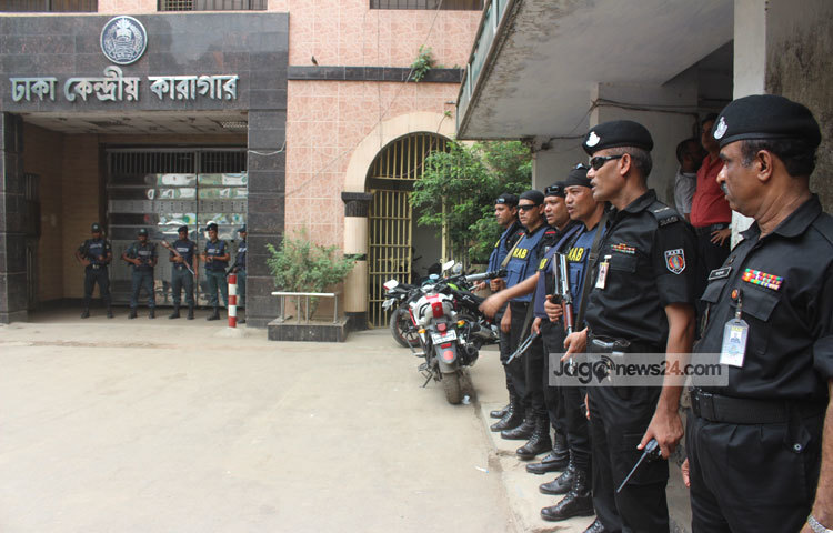 গতকাল থেকে কেন্দ্রীয় কারাগার এলাকায় নিশ্ছিদ্র নিরাপত্তায় পর্যাপ্ত সংখ্যক আইন-শৃঙ্খলা রক্ষাকারী বাহিনী মোতায়েন করা হয়েছে। ছবি : বিপ্লব দিক্ষিৎ।
