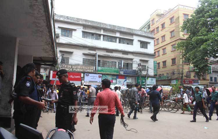 এদিকে সাজা পুনর্বিবেচনার আবেদন খারিজের রায় মানবতাবিরোধী অপরাধে মৃত্যুদণ্ড প্রাপ্ত জামায়াতে ইসলামীর আমির মতিউর রহমান নিজামীকে পড়ে শোনানো হয়েছে। ছবি : বিপ্লব দিক্ষিৎ।