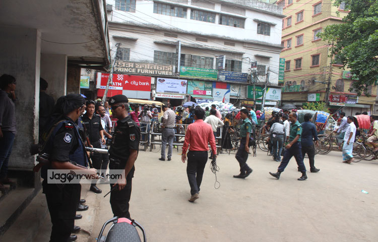 মঙ্গলবার সকাল সাড়ে ৯টার দিকে ফাঁসির প্রস্তুতি নিয়ে বৈঠক করেছেন কারা কর্তৃপক্ষ। কেন্দ্রীয় কারাগার সূত্রে এ তথ্য জানা গেছে। ছবি : বিপ্লব দিক্ষিৎ।