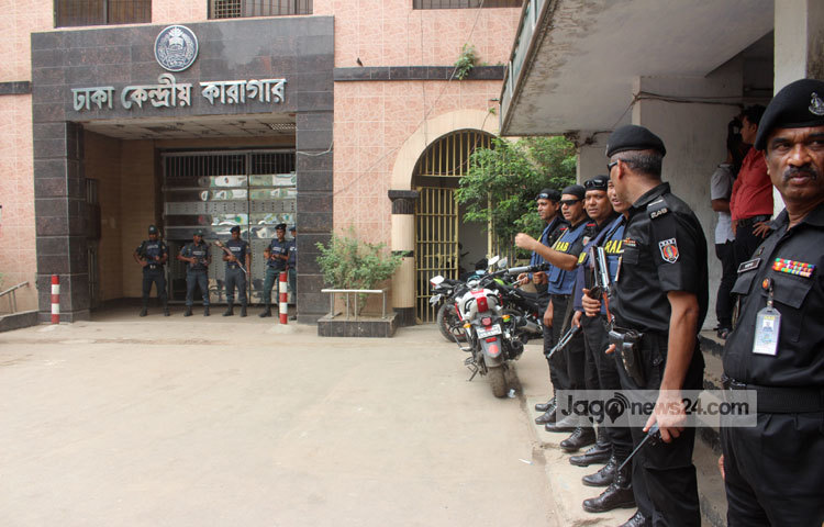 বৈঠকে অতিরিক্ত কারা মহাপরিদর্শক কর্নেল মো. ইকবাল, ঢাকা কেন্দ্রীয় কারাগারের সিনিয়র জেল সুপার জাহাঙ্গীর কবির, জেলার নেসার আলমসহ বেশ কয়েকজন কারা কর্মকর্তা উপস্থিত ছিলেন। ছবি : বিপ্লব দিক্ষিৎ।