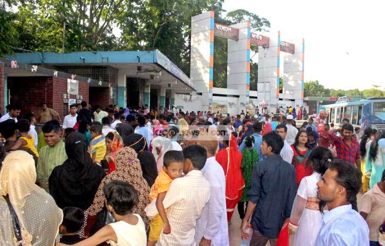 ঈদের পরদিন আজ রাজধানীর চিড়িয়াখানায় দর্শনার্থীদের ঢল নেমেছে। ছবি : বিপ্লব দিক্ষিৎ।