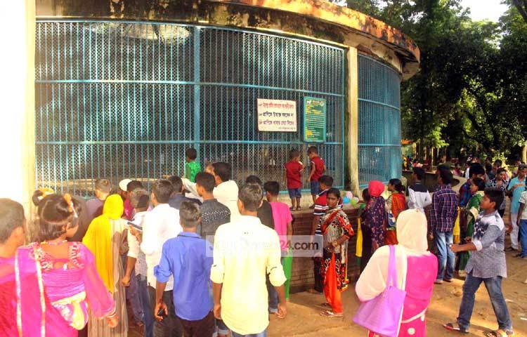 যারা ঢাকায় বসে ঈদ উদযাপন করেছে তাদের অধিকাংশের পরিবার প্রধানরা শিশুদের নিয়ে চিড়িয়াখানায় এসছেন। ছবি : বিপ্লব দিক্ষিৎ।