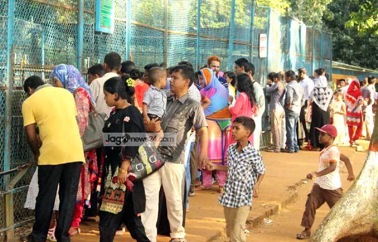 প্রতিবারের ন্যায় এবারের ঈদেও চিড়িয়াখাতে উপচে পড়া ভিড় লক্ষ করা গেছে। ছবি : বিপ্লব দিক্ষিৎ।