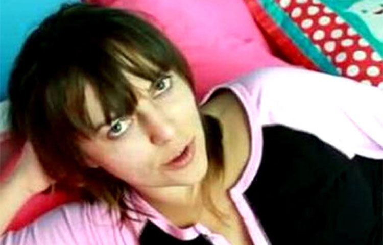 ডিসনিক্যারেক্টর বি আর : ডিসনিক্যারেক্টর বি আর নামে পরিচিত নারী ইউটিউব থেকে ৫.০৬ মিলিয়ন ডলার আয় করেছেন।