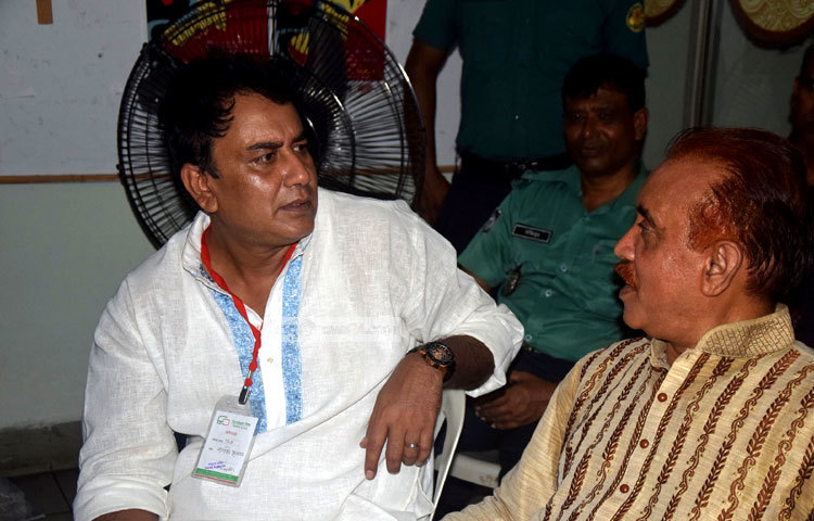 মূলত টিভি নাটকের নানা সমস্যার সমাধান বের করতে নাট্য নির্মাতারা একতাবদ্ধ হয়ে নির্বাচনে নেমেছেন। নির্বাচনের সময়ে আলোচনা করছেন অভিনেতা জাহিদ হাসান। ছবি : মাহবুব আলম।