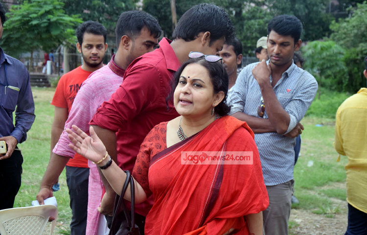 রাজধানীর শিল্পকলা একাডেমিতে গতকাল সকাল ৯টা থেকে বিকেল ৫টা পর্যন্ত ভোটগ্রহণ চলে। নির্বাচনে অংশ নিতে এসেছেন অভিনেত্রী নির্মাতা আফসানা মিমি। ছবি : মাহবুব আলম।