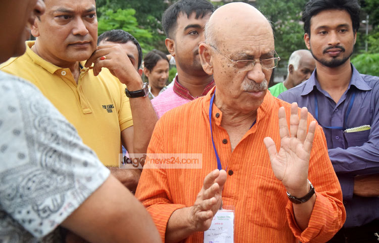 শান্তিপূর্ণ পরিবেশে ভোটগ্রহণ শেষ হয়েছে বলে জানান নির্বাচন কমিশনের দায়িত্বে থাকা কমিশনার অভিনেতা ড. এনামুল হক। অভিনেতা ও নির্মতা আবুল হায়াৎ অন্যান্যদের সঙ্গে কথা বলেছেন। ছবি : মাহবুব আলম।