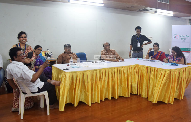 নির্বাচন কমিশনের দায়িত্বে থাকা কমিশনার অভিনেতা ড. এনামুল হক বলেন, &lsquo;কোনো অপ্রীতিকর অবস্থা ছাড়াই ভোটাদের উপস্থিতিতে নির্বাচন শেষ হয়েছে। ছবি : মাহবুব আলম।