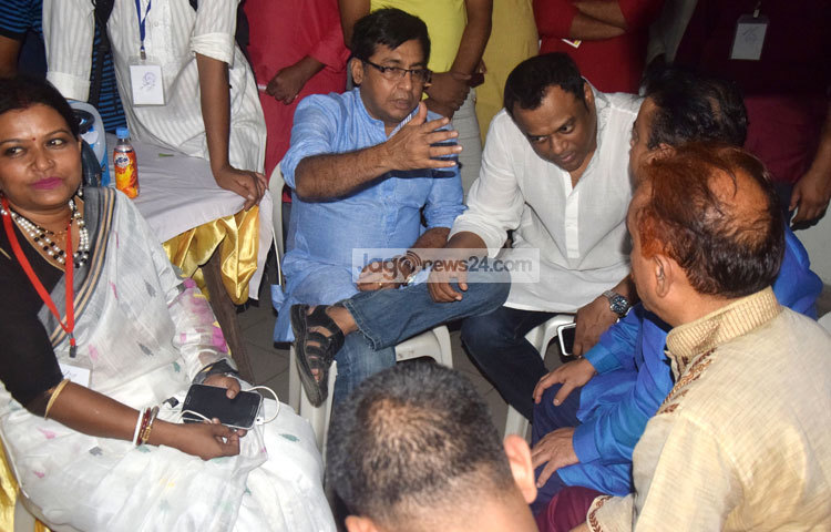 ডিরেক্টরস গিল্ড নির্বাচনে মোট ৩৮৪ জন সদস্যের মধ্যে আটটি পদের জন্য লড়ছেন ৫৩ জন প্রার্থী। ছবি : মাহবুব আলম।