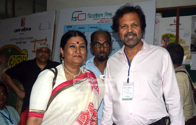 নাট্য পরিচালকদের এই নির্বাচনে নির্বাচন কমিশনারের দায়িত্ব পালন করবেন ড. ইনামুল হক, এস এম মোহসিন ও খায়রুল আলম সবুজ। ভোট প্রদান শেষে হাস্যোজ্বল অভিনেতা নির্মাতা তারিক আনাম খান। ছবি : মাহবুব আলম।