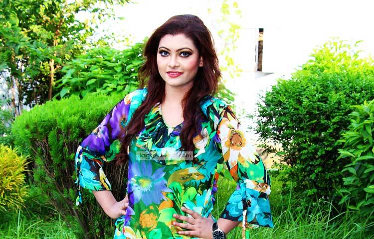 দোলন ভিট-চ্যানেল আই টপ মডেল প্রতিযোগিতায় অংশনিয়ে ছিলেন। নিজের অদম্য চেষ্টায় কয়েক হাজার মেয়েকে&nbsp; পেছনে ফেলে সেরা ২০-এ চলে আসেন&nbsp; দোলন। ছবি : এসডি প্রিন্স।